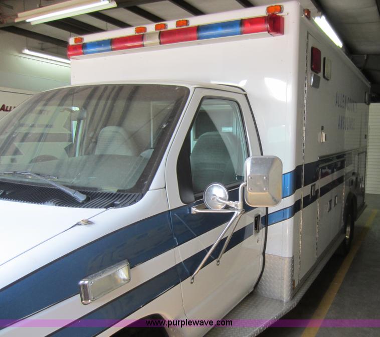 image for item F6502 2001 Ford E350 ambulance