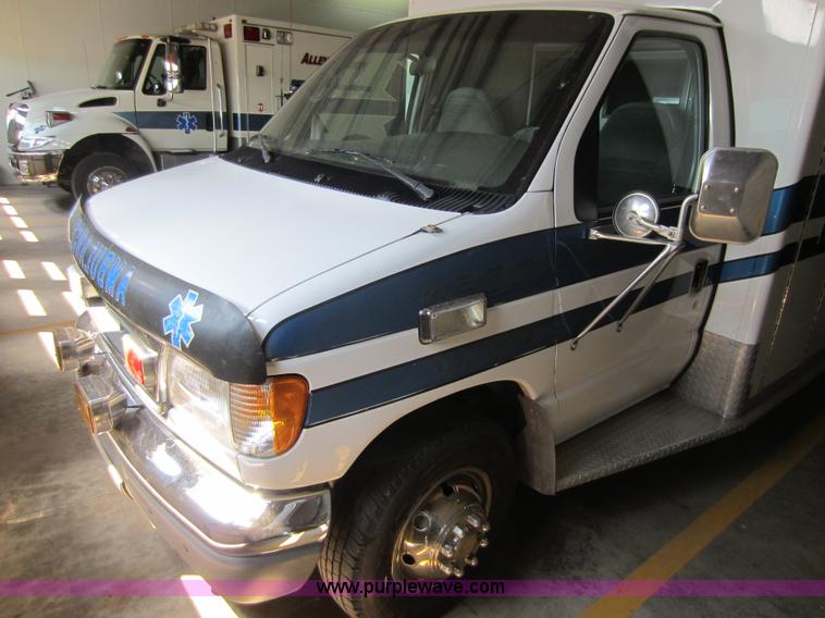 image for item F6502 2001 Ford E350 ambulance