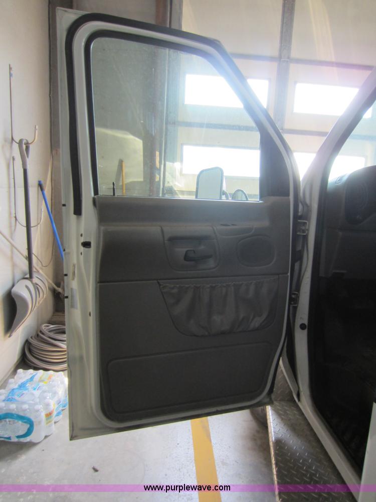 image for item F6502 2001 Ford E350 ambulance