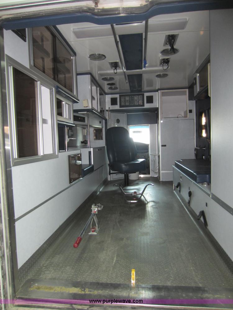 image for item F6502 2001 Ford E350 ambulance