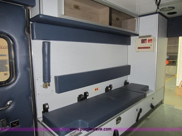 image for item F6502 2001 Ford E350 ambulance