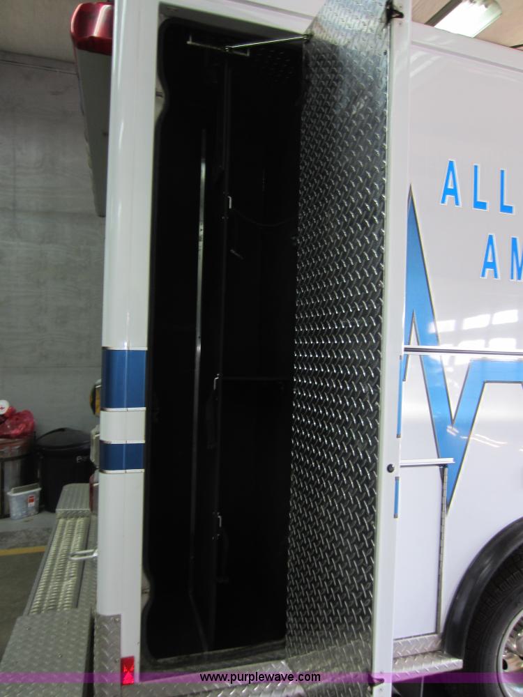 image for item F6502 2001 Ford E350 ambulance