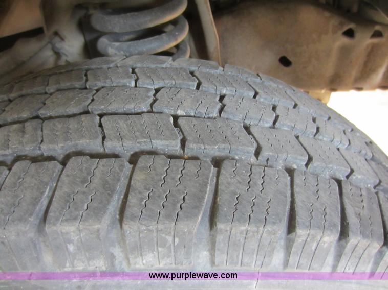 image for item F6502 2001 Ford E350 ambulance