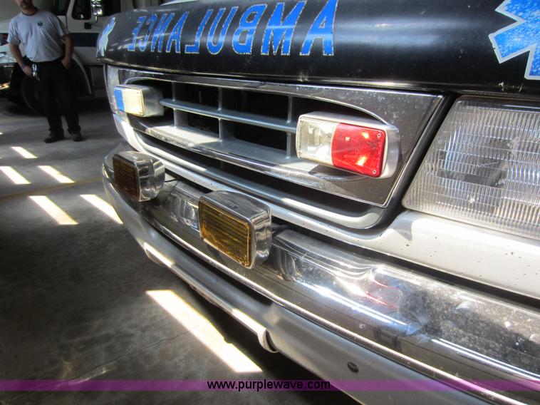 image for item F6502 2001 Ford E350 ambulance