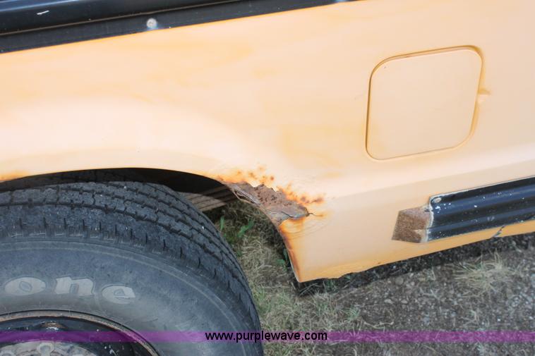 image for item G4690 1991 Ford E350 Collins school bus