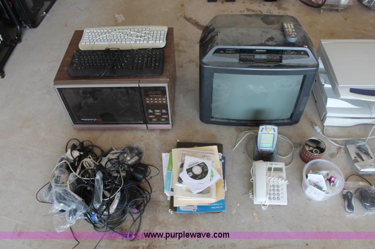 image for item L9899 Assorted electronics
