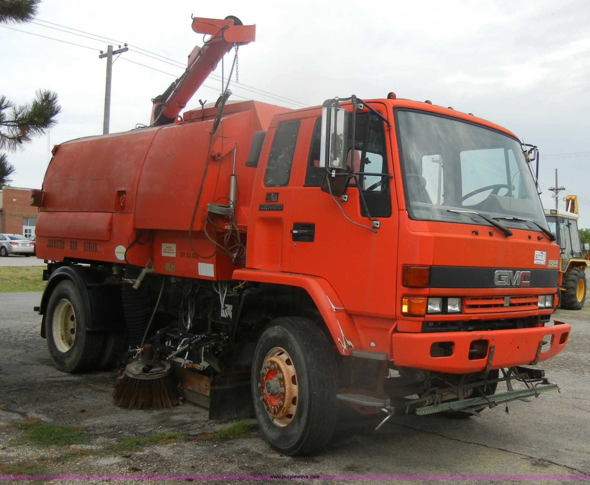 1992 GMC Johnston 600 street sweeper in Burlingame, KS Item D4398