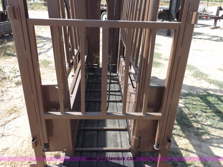 image for item B7477 Blattner cattle squeeze chute