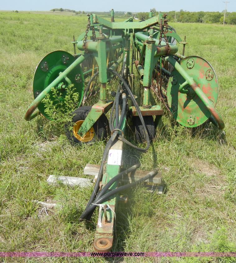 image for item D4637 John Deere 700 twin hydraulic basket rake