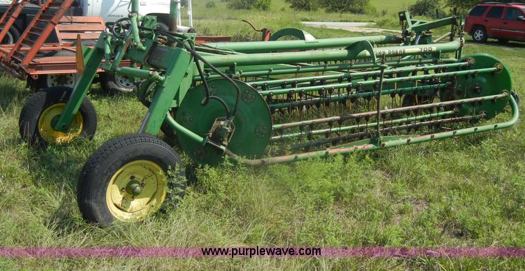 image for item D4637 John Deere 700 twin hydraulic basket rake