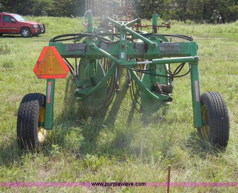 image for item D4637 John Deere 700 twin hydraulic basket rake