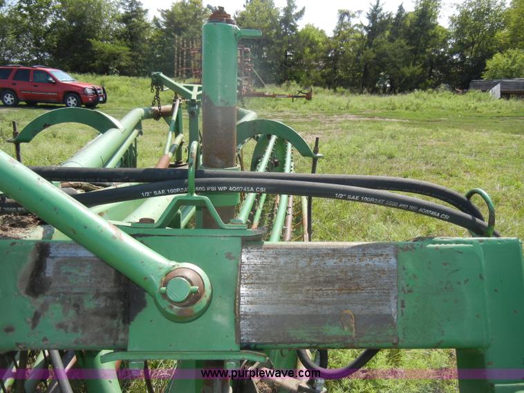 image for item D4637 John Deere 700 twin hydraulic basket rake
