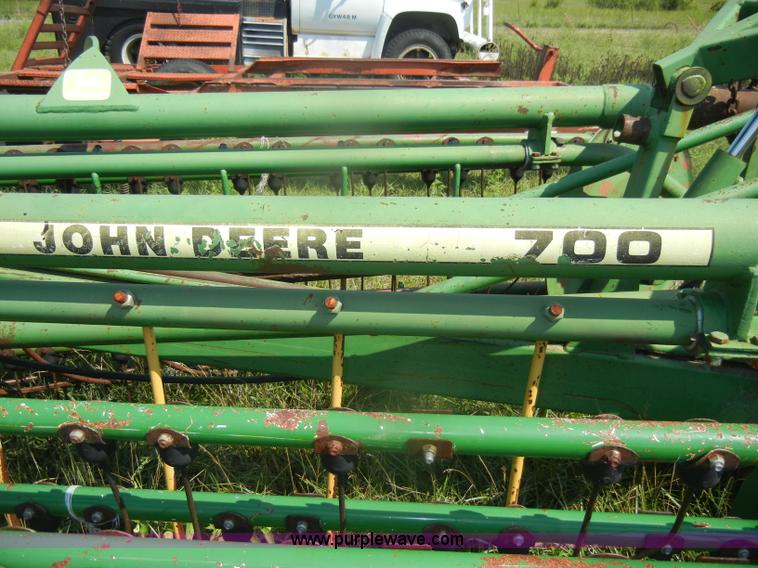 image for item D4637 John Deere 700 twin hydraulic basket rake