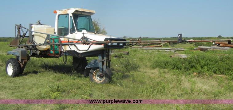 image for item D4640 Melroe SpraCoupe 220 self-propelled sprayer