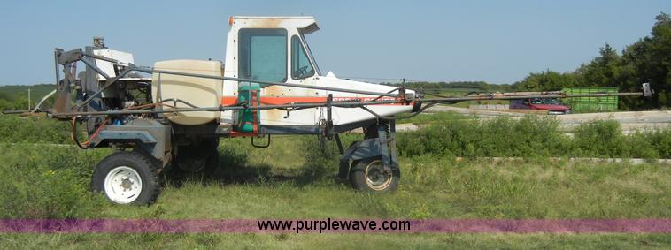 image for item D4640 Melroe SpraCoupe 220 self-propelled sprayer