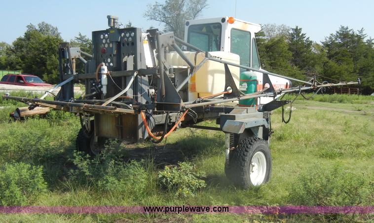 image for item D4640 Melroe SpraCoupe 220 self-propelled sprayer