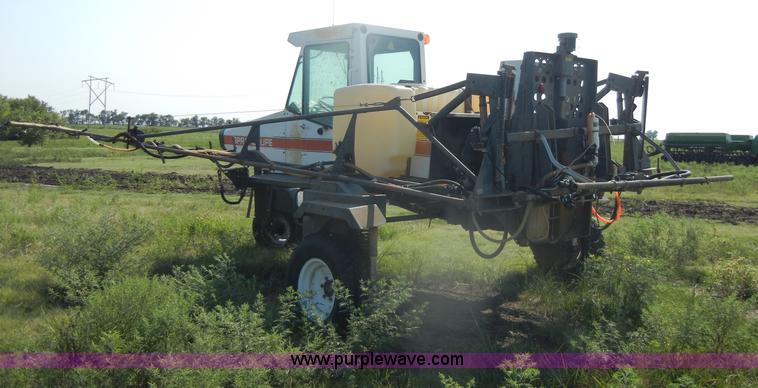 image for item D4640 Melroe SpraCoupe 220 self-propelled sprayer