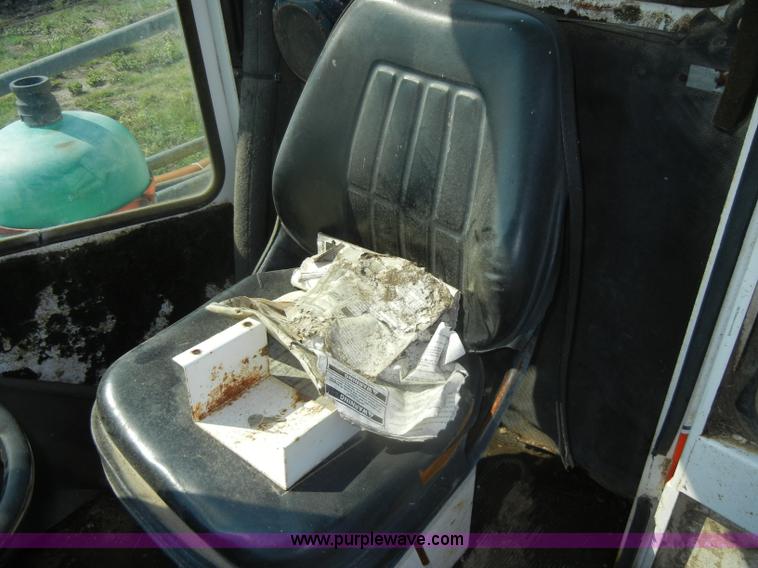 image for item D4640 Melroe SpraCoupe 220 self-propelled sprayer