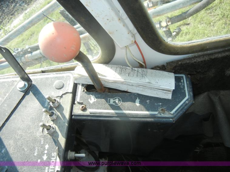 image for item D4640 Melroe SpraCoupe 220 self-propelled sprayer