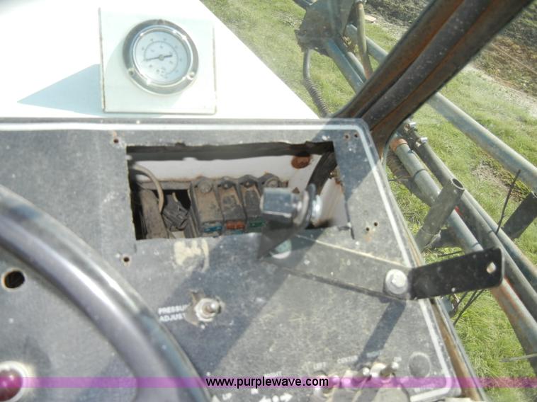 image for item D4640 Melroe SpraCoupe 220 self-propelled sprayer