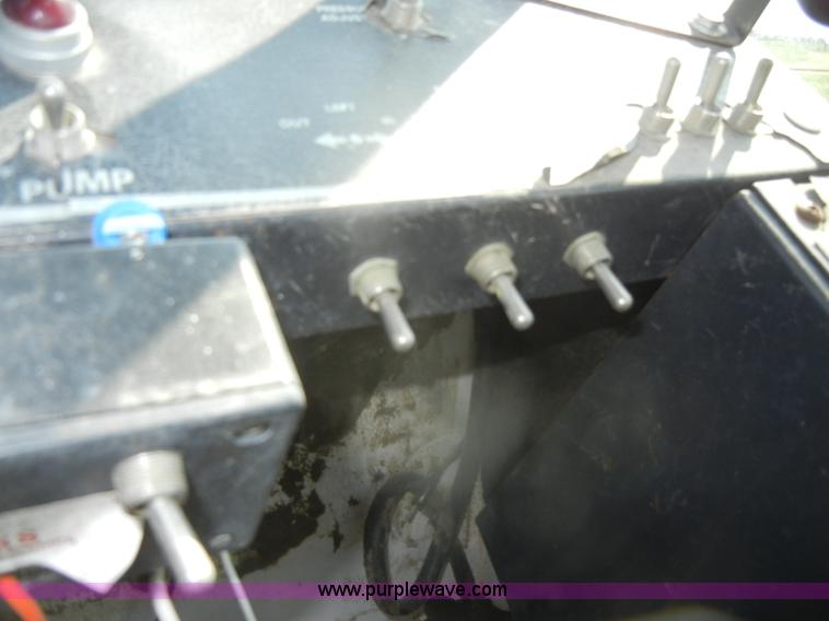 image for item D4640 Melroe SpraCoupe 220 self-propelled sprayer