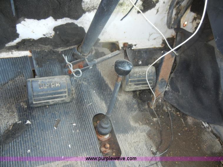 image for item D4640 Melroe SpraCoupe 220 self-propelled sprayer