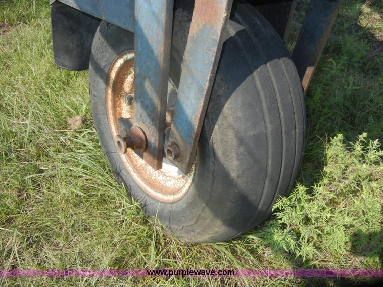 image for item D4640 Melroe SpraCoupe 220 self-propelled sprayer