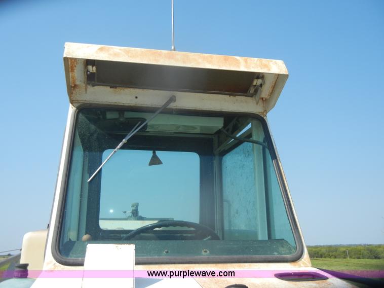 image for item D4640 Melroe SpraCoupe 220 self-propelled sprayer