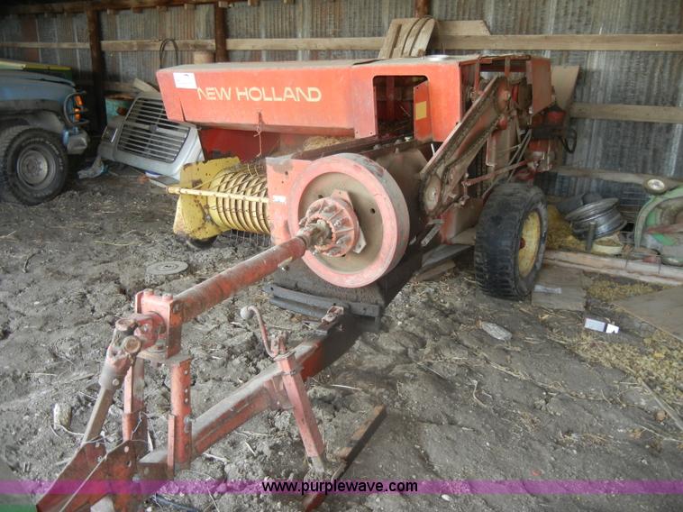image for item D4641 New Holland 276 small square baler