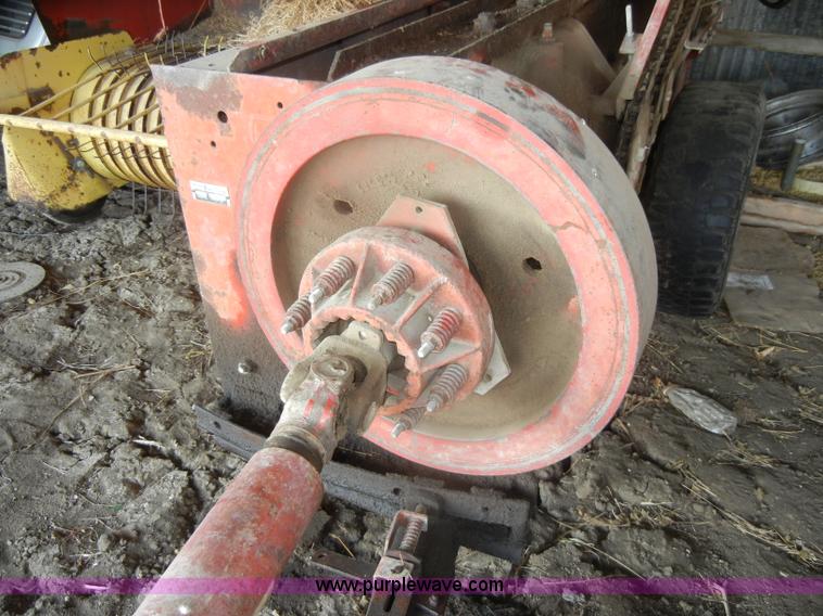 image for item D4641 New Holland 276 small square baler