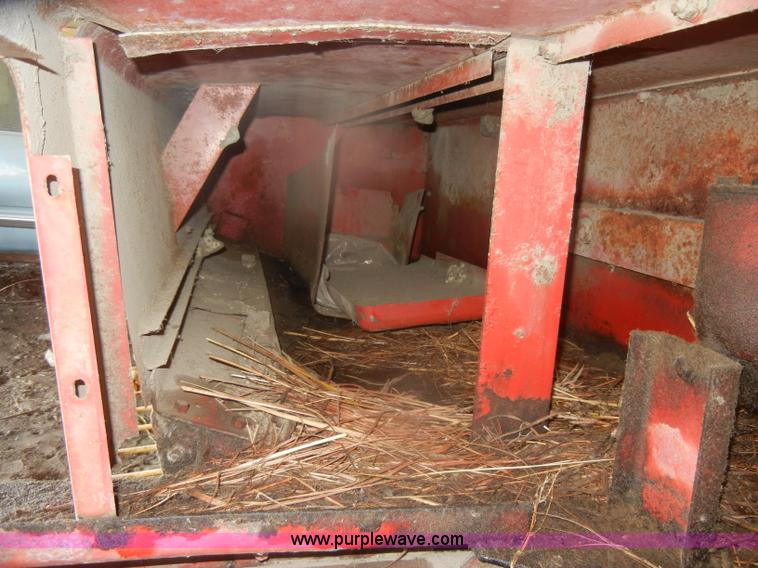 image for item D4641 New Holland 276 small square baler