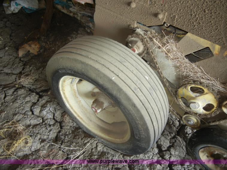 image for item D4641 New Holland 276 small square baler