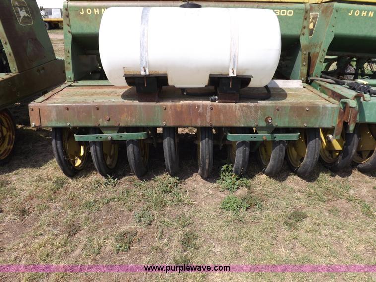 image for item F6002 John Deere 9300 32' drill