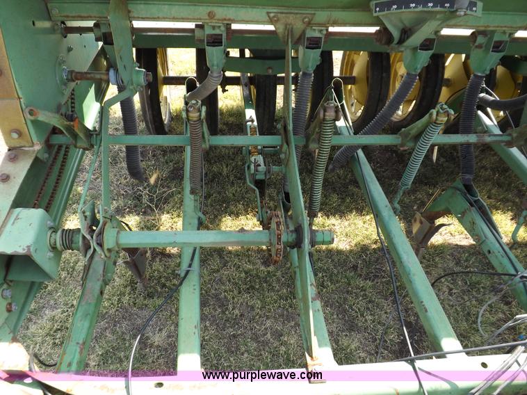 image for item F6002 John Deere 9300 32' drill