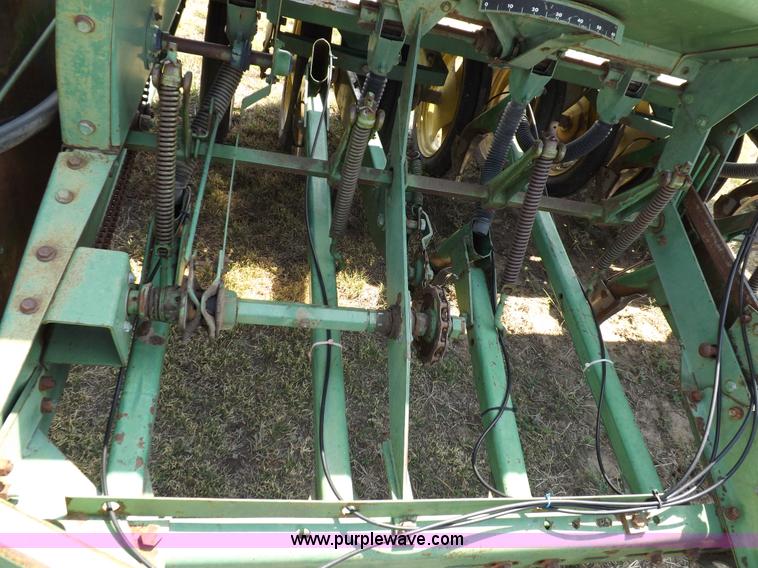 image for item F6002 John Deere 9300 32' drill