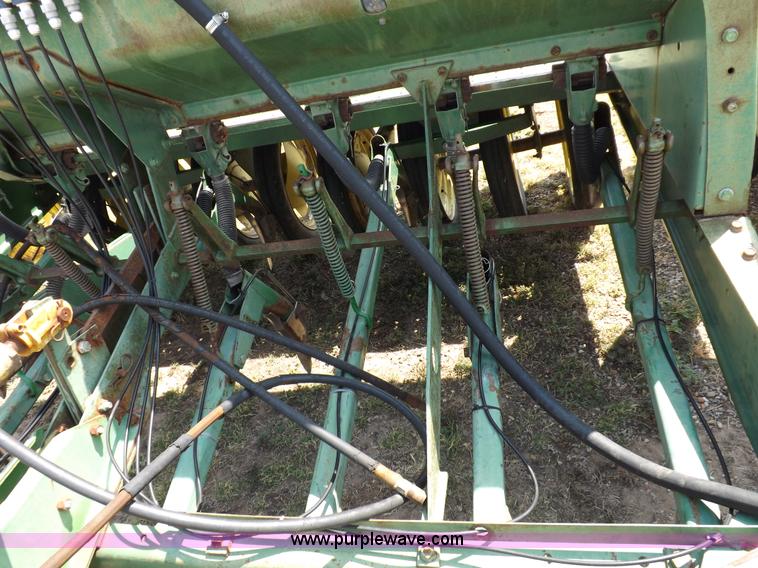 image for item F6002 John Deere 9300 32' drill