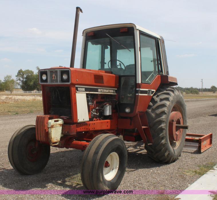 image for item G4665 1976 International 1086 tractor