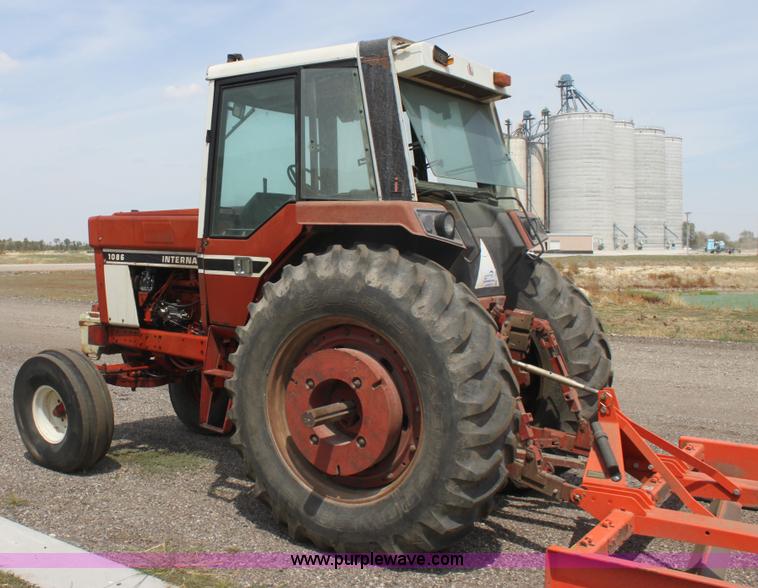 image for item G4665 1976 International 1086 tractor