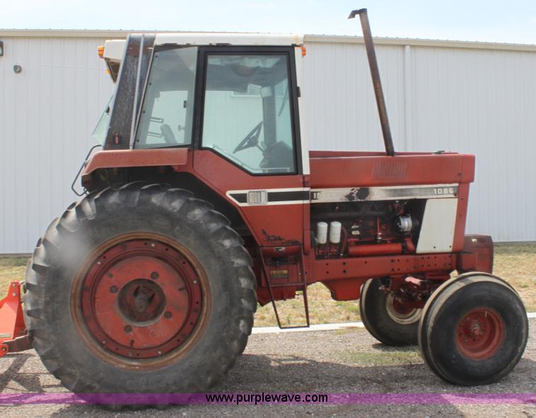 image for item G4665 1976 International 1086 tractor