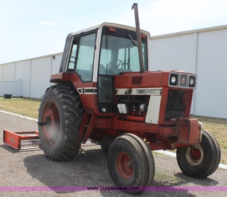 image for item G4665 1976 International 1086 tractor