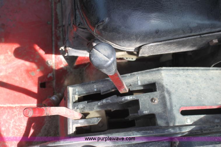 image for item G4665 1976 International 1086 tractor