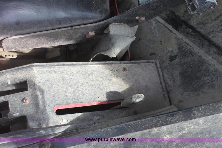 image for item G4665 1976 International 1086 tractor