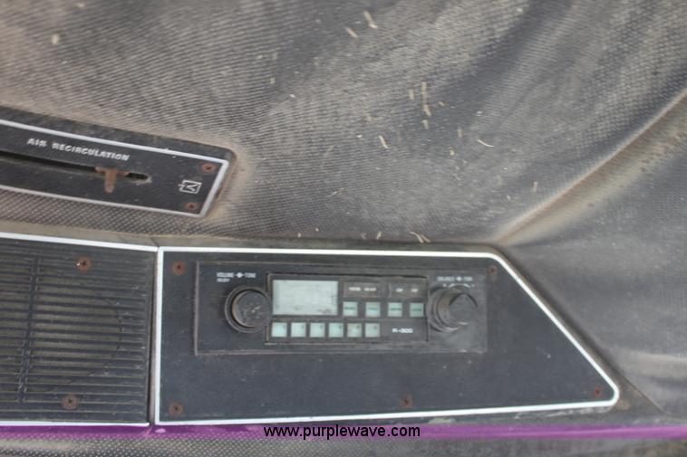 image for item G4665 1976 International 1086 tractor