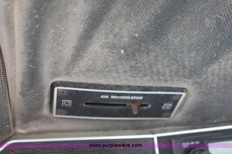 image for item G4665 1976 International 1086 tractor