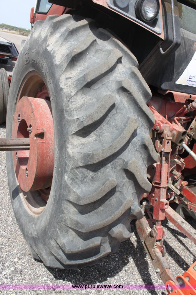 image for item G4665 1976 International 1086 tractor
