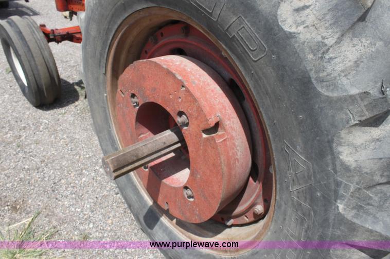 image for item G4665 1976 International 1086 tractor