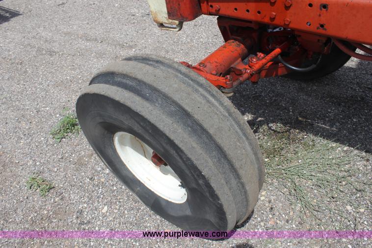 image for item G4665 1976 International 1086 tractor