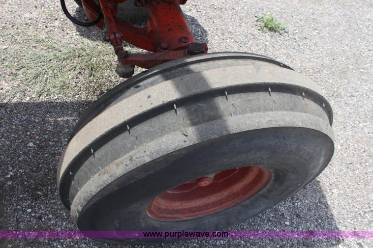 image for item G4665 1976 International 1086 tractor