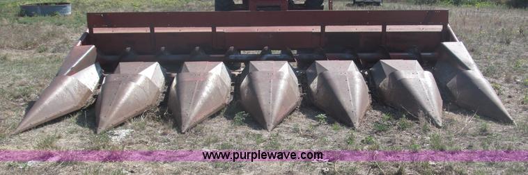 image for item K9585 International Harvester 864 corn header