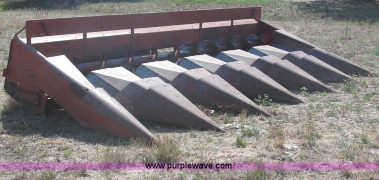image for item K9585 International Harvester 864 corn header
